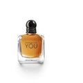 Frasco de perfume Luxury Fragance Emporio Armani Stronger With You con líquido ámbar y tapón metálico negro